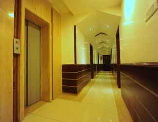 Lobi 2 Hotel Pearl Inn & Suites