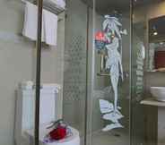 In-room Bathroom 6 GreenTree Inn Shanghai PVG HuaXia East Rd Station Hotel