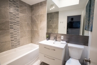 Toilet Kamar MTLVacationRentals - The MTL Zoo