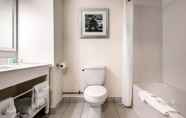 Phòng tắm bên trong 6 Quality Inn & Conference Centre