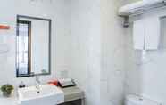 Toilet Kamar 3 Le Prabelle Hotel