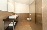 Toilet Kamar 6 Golden Rays Luxury Apartments