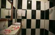 Toilet Kamar 2 Friendly Angkor Boutique