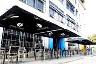 Bangunan Blue Collar Hotel