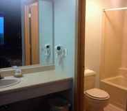In-room Bathroom 4 Quails Nest Inn and Suites