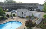 Swimming Pool 7 Super 8 by Wyndham Windsor/Dougall