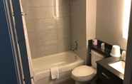 In-room Bathroom 5 Super 8 by Wyndham Windsor/Dougall