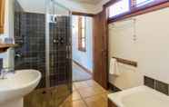 In-room Bathroom 3 Wanaka Homestead Lodge & Cottages
