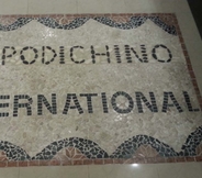 Bilik Mandi dalam Bilik 4 Capodichino International Hotel