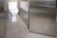 Toilet Kamar York Design Hotel