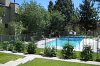 Swimming Pool La Vista Blanc by Mammoth Reservation Bureau