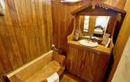 In-room Bathroom 6 Shwe Inn Tha Floating Resort Hotel