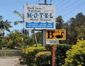 Exterior 2 Black Swan Waterfront Motel