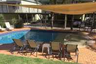 Swimming Pool Bridges on Meninya Motel & Apartments