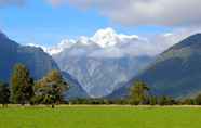 Nearby View and Attractions 7 Lake Matheson Motel