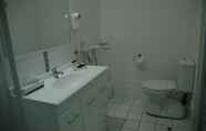 Toilet Kamar 6 The Roseville Apartments