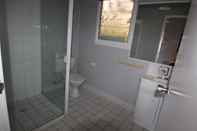 In-room Bathroom Ned Kelly's Motel