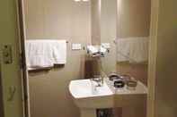 In-room Bathroom Avalon Motel