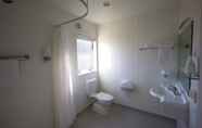 In-room Bathroom 5 Motel Oasis, Gisborne