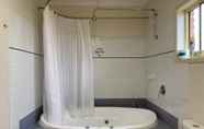 Toilet Kamar 7 Dalby Mid Town Motor Inn