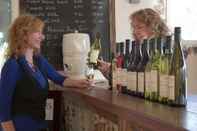 Bar, Cafe and Lounge Gisborne Peak Winery Cottages