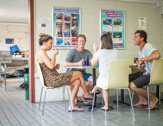 Lobby 2 Airlie Beach YHA - Hostel