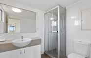 Toilet Kamar 7 Langley Park Apartments