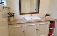 In-room Bathroom 7 Arendon Cottage