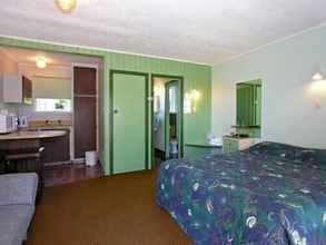 Bedroom 4 Camberley Court Motel