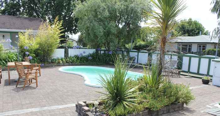 Swimming Pool Acorn Estate Motel