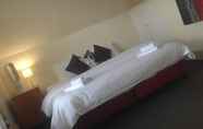 Kamar Tidur 5 The Mews Motel