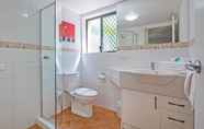 Toilet Kamar 2 Burleigh on the Beach Holiday Apartments