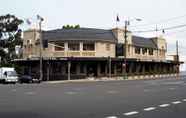 Exterior 3 Southern Cross Hotel