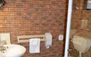 Toilet Kamar 6 The Cottage Motor Inn Albury