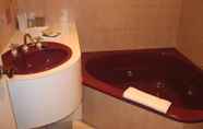 Toilet Kamar 6 Barrass's John Bright Motor Inn