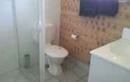 In-room Bathroom 3 Tiaro Motor Inn