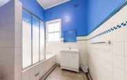 Phòng tắm bên trong 2 Strathfield Hotel