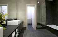 In-room Bathroom 5 Inn Mahogany Creek