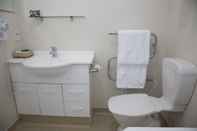 In-room Bathroom Westport Spa Motel