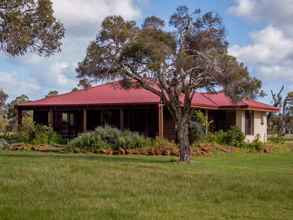 Exterior 4 Dunsborough Rail Carriages & Farm Cottages