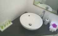 Toilet Kamar 7 Blue Violet Motor Inn