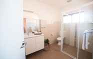Toilet Kamar 5 Mollymook Seascape Motel & Apartments