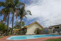 Kolam Renang Lazy Acre Log Cabins