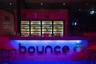 Quầy bar, cafe và phòng lounge Bounce Cairns - Hostel