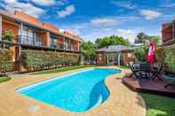 Swimming Pool National Hotel Complex and Bendigo Central Apartments