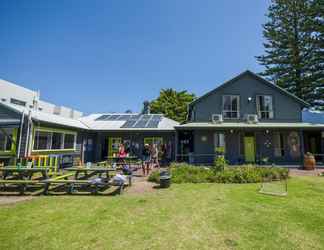 Exterior 2 Dunsborough Beachouse YHA Hostel