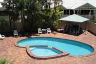 Kolam Renang Southport Motel & Apartments