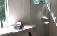 In-room Bathroom 5 Noosa Flashpackers - Hostel