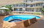 Kolam Renang 2 Bayview Beach Holiday Apartments