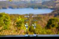 Bar, Cafe and Lounge Misty View Cottages Montville